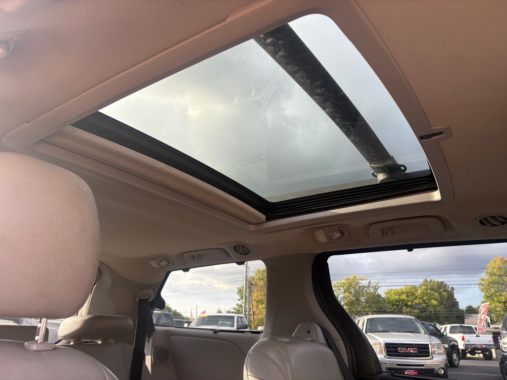 2015 Toyota Sienna Image 14