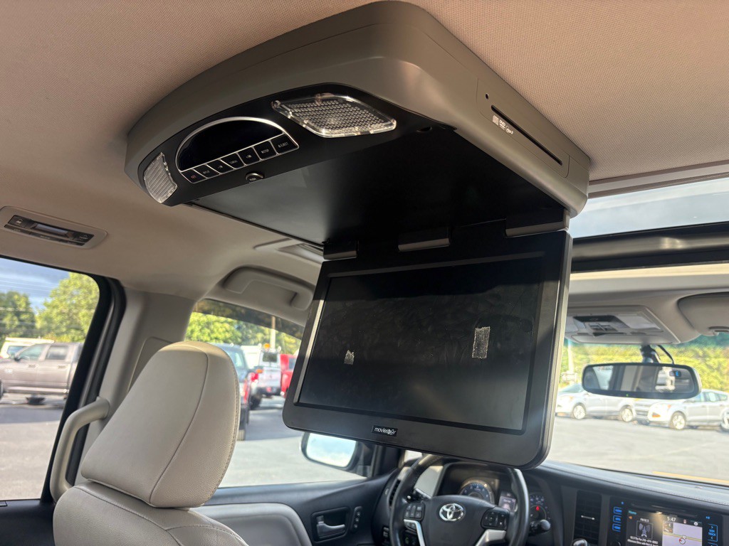 2015 Toyota Sienna Image 15