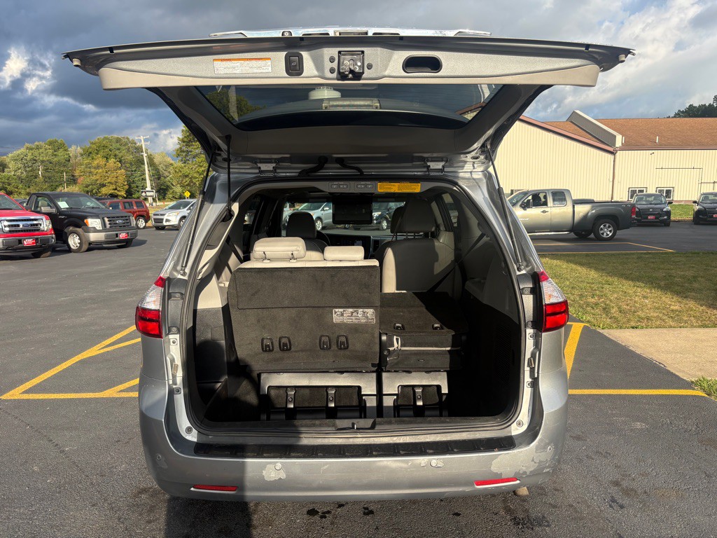 2015 Toyota Sienna Image 16