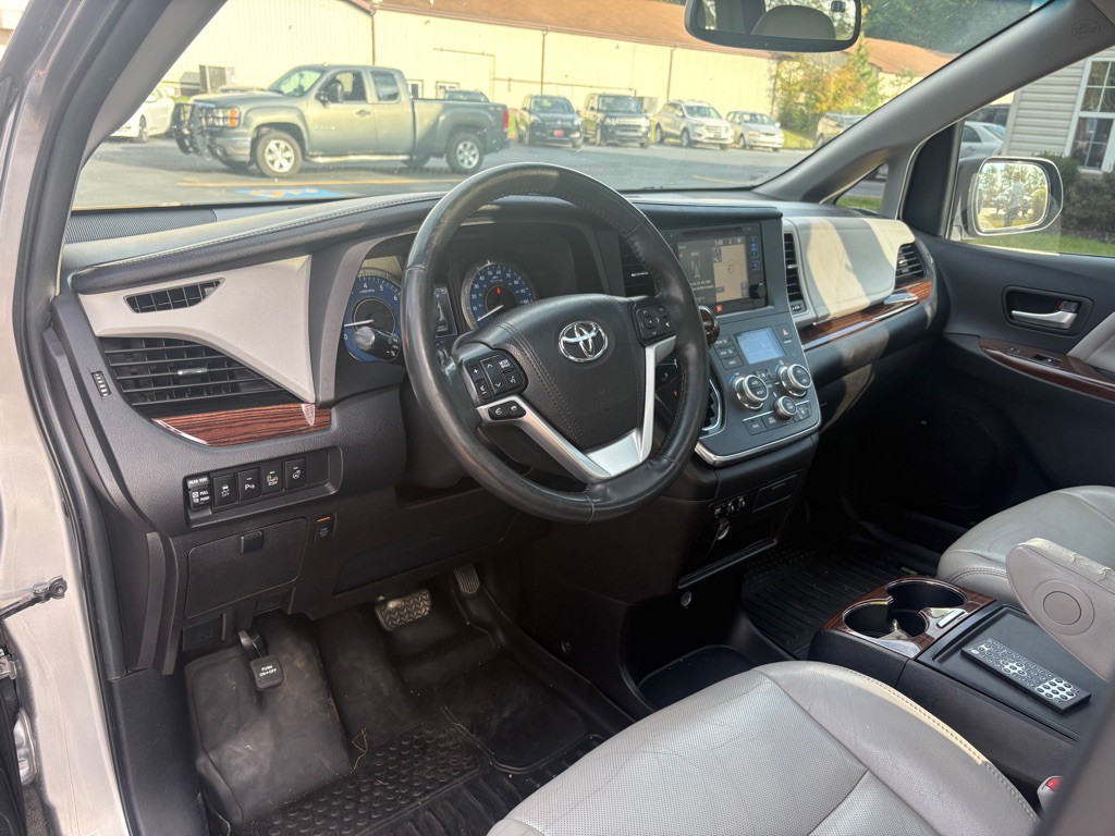 2015 Toyota Sienna Image 17
