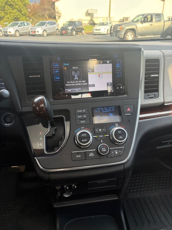 2015 Toyota Sienna Image 19