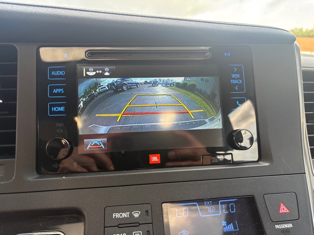 2015 Toyota Sienna Image 21