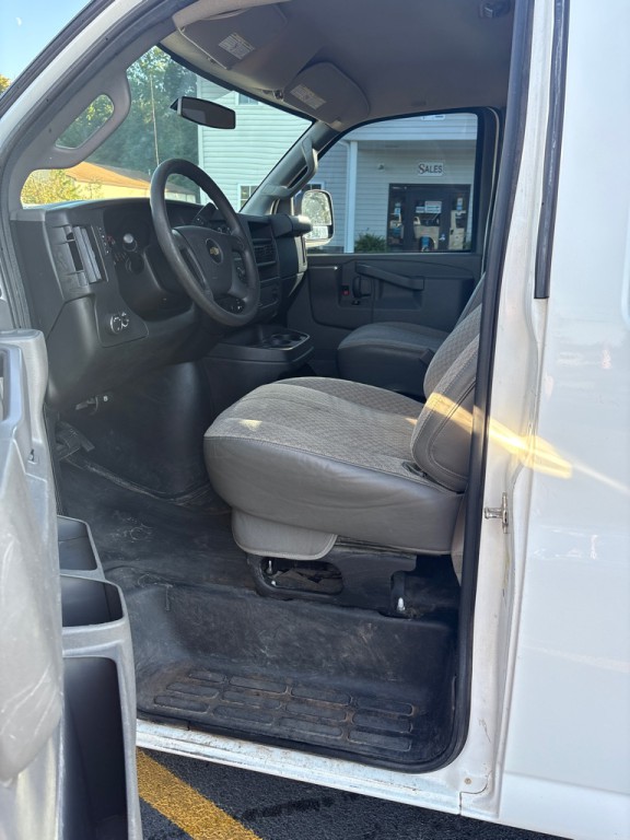 2017 Chevrolet Express Image 9