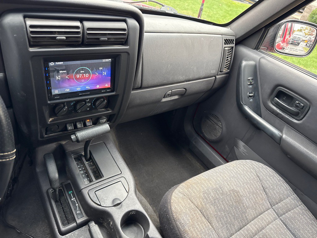 2001 Jeep Cherokee Image 16