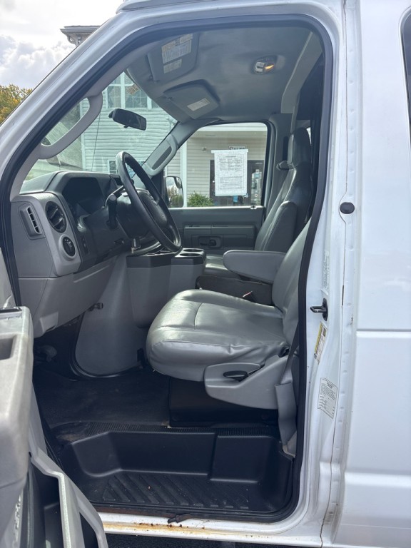 2013 Ford Econoline Image 9