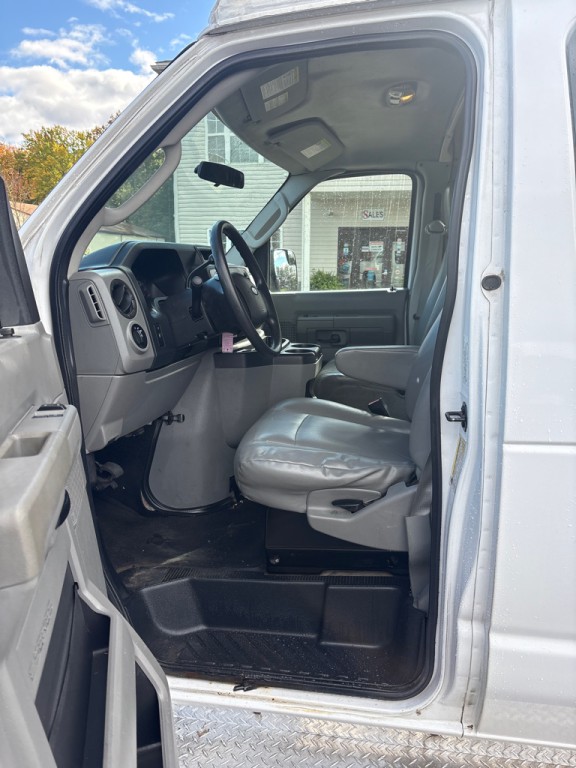2013 Ford Econoline Image 9