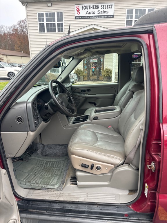 2004 Chevrolet Tahoe Image 10