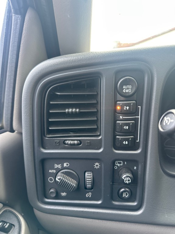 2004 Chevrolet Tahoe Image 17