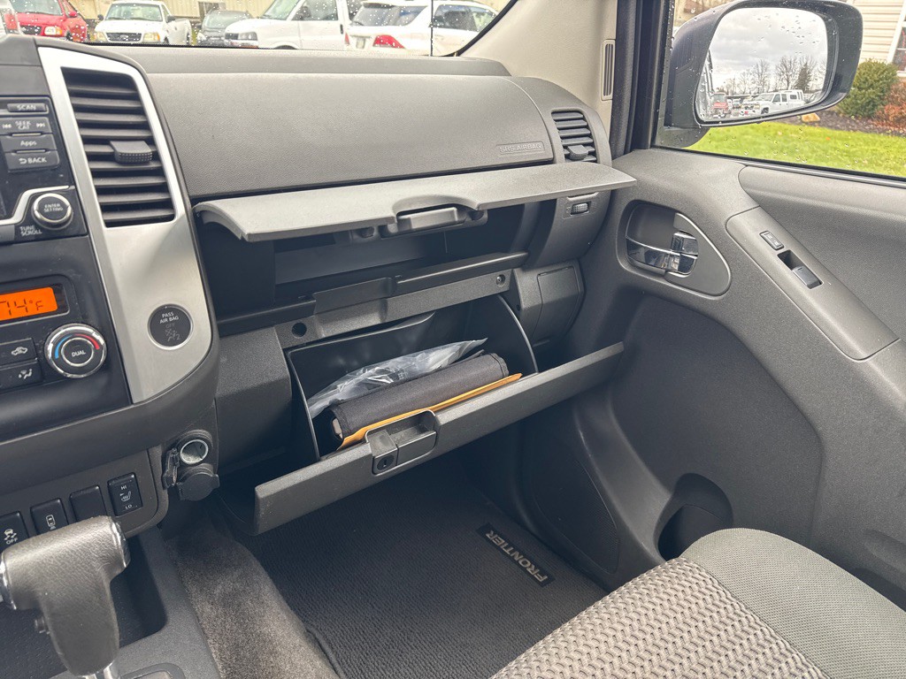 2016 Nissan Frontier Image 17