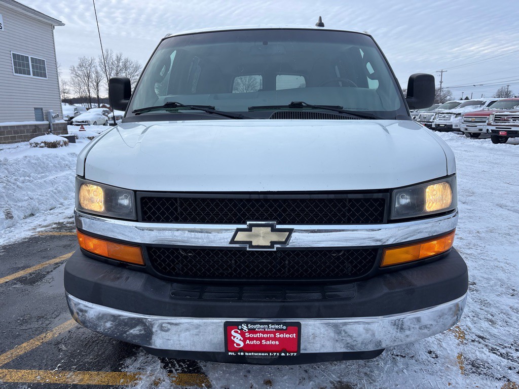 2016 Chevrolet Express Image 3