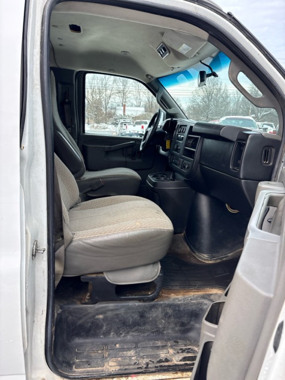 2016 Chevrolet Express Image 10