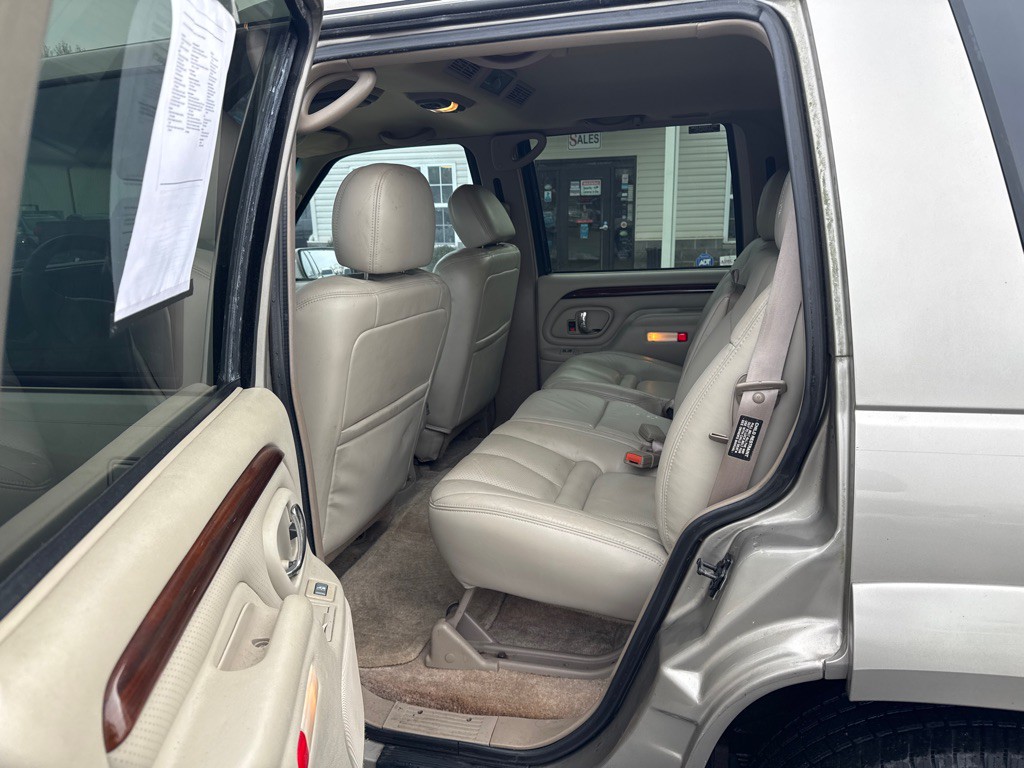 2000 Cadillac Escalade Image 12