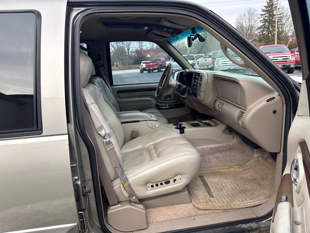 2000 Cadillac Escalade Image 13