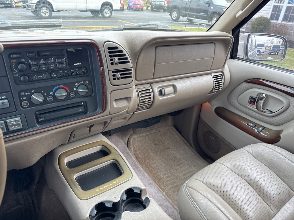 2000 Cadillac Escalade Image 17