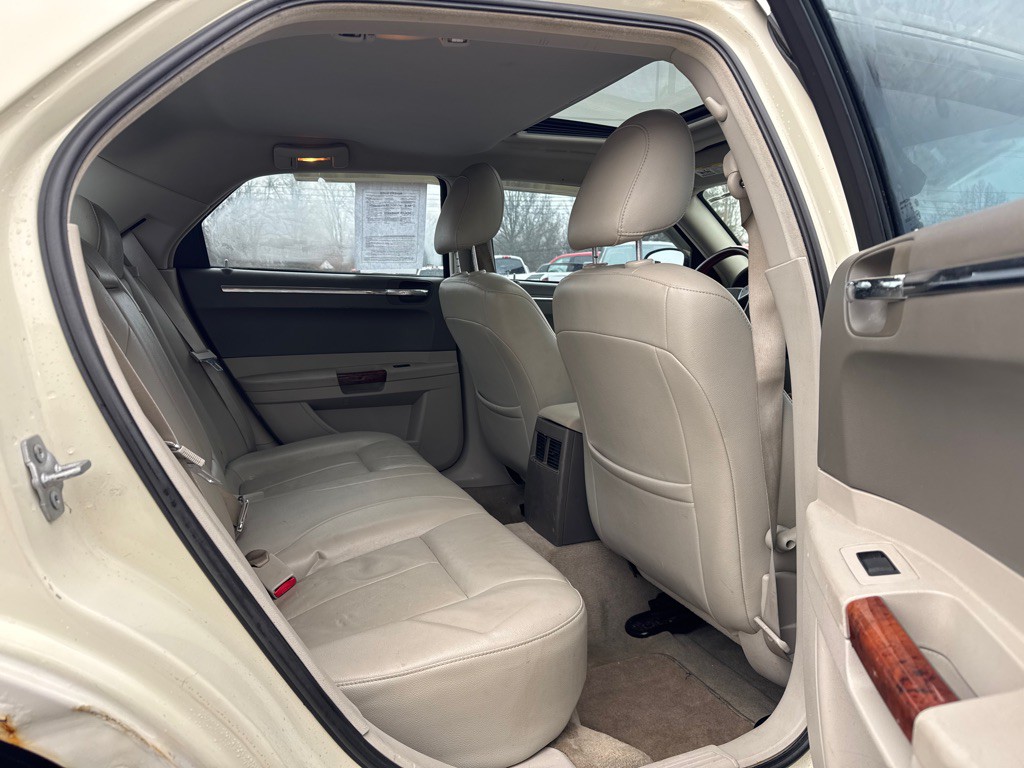 2007 Chrysler 300 Image 12