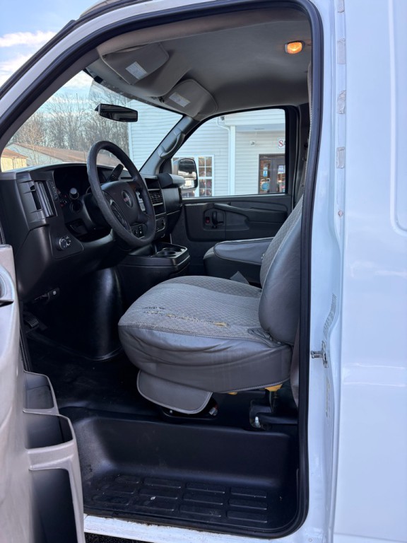 2015 GMC Savana Image 9