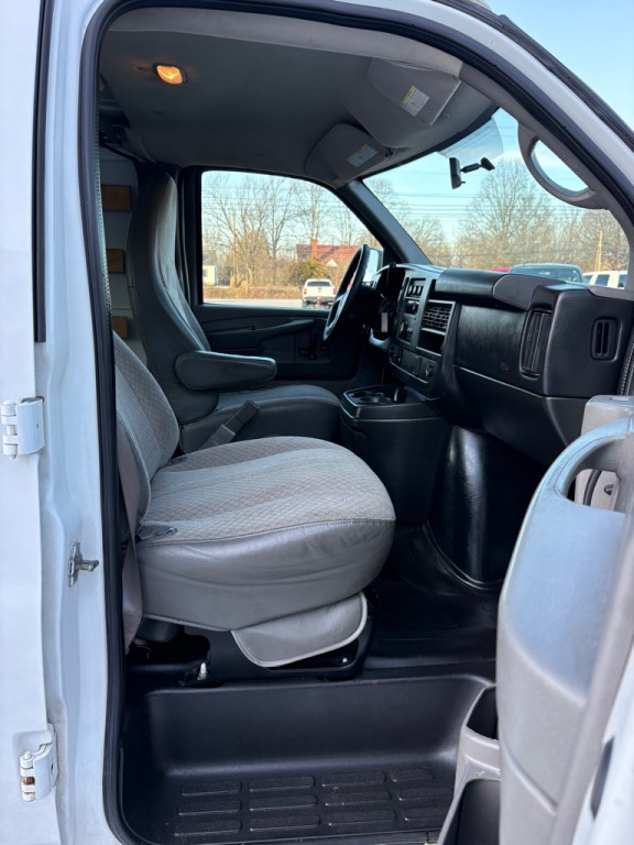 2015 GMC Savana Image 10