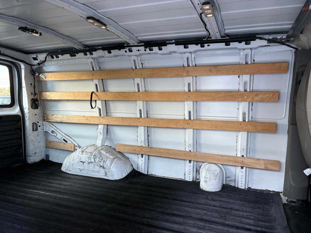 2015 GMC Savana Image 12