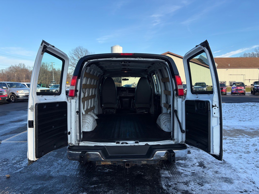 2015 GMC Savana Image 13