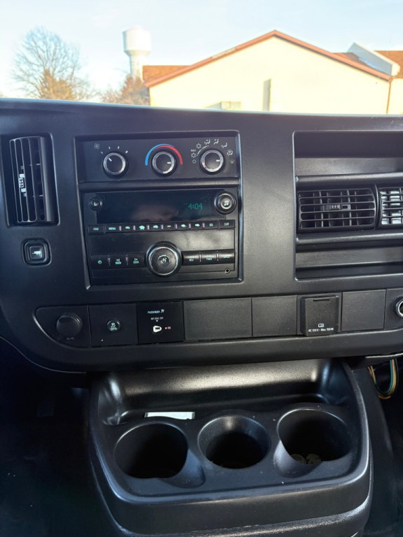 2015 GMC Savana Image 15