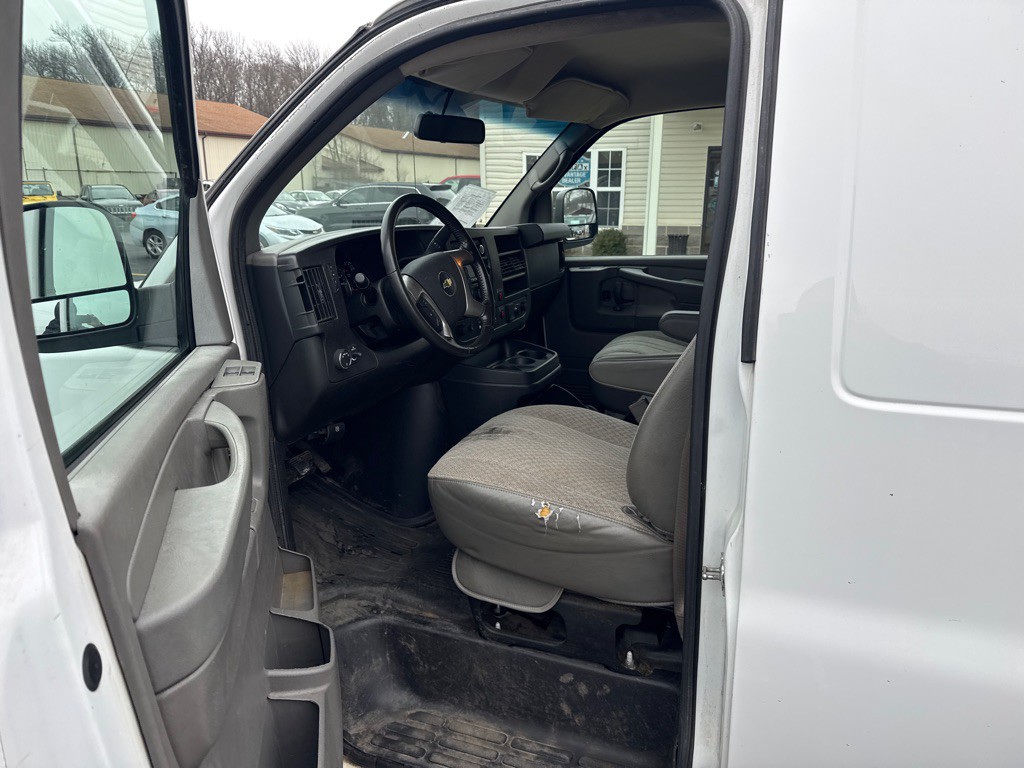 2015 Chevrolet Express Image 9