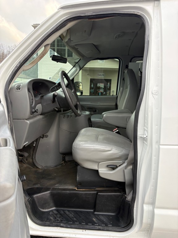 2004 Ford Econoline Image 9