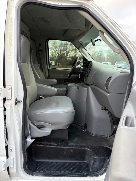 2004 Ford Econoline Image 10