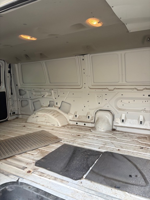 2004 Ford Econoline Image 12