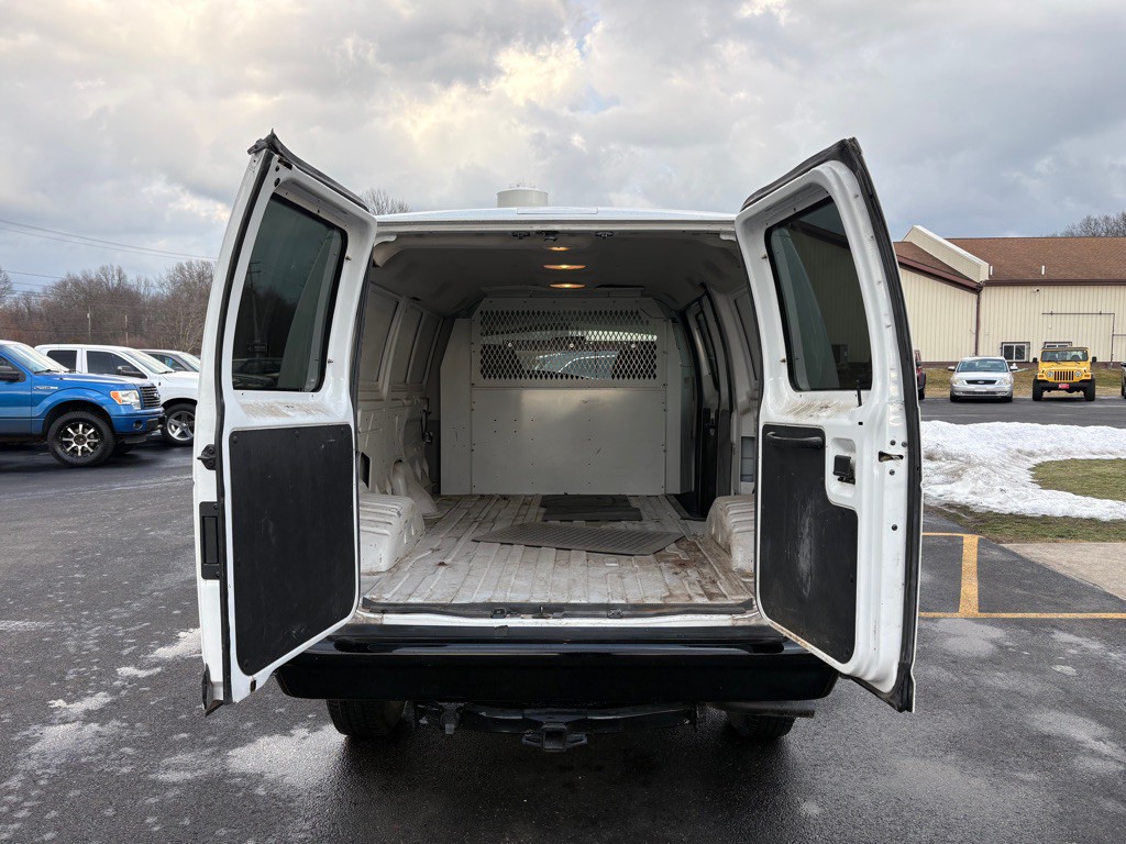 2004 Ford Econoline Image 13