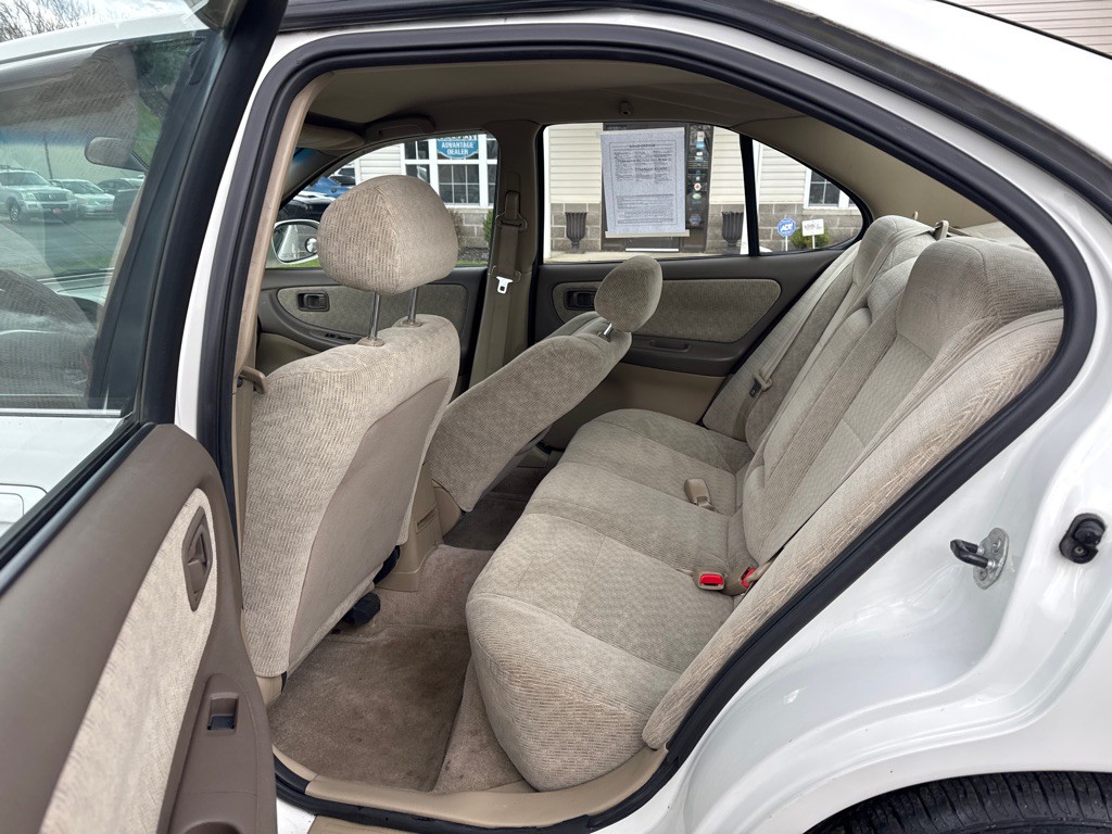 2001 Nissan Altima Image 10