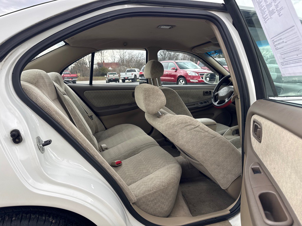 2001 Nissan Altima Image 12