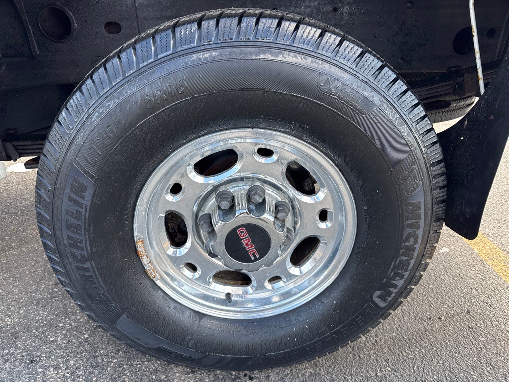 2002 GMC Sierra 2500 Image 9