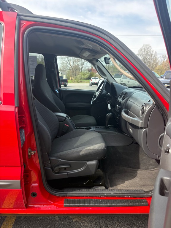 2004 Jeep Liberty Image 11