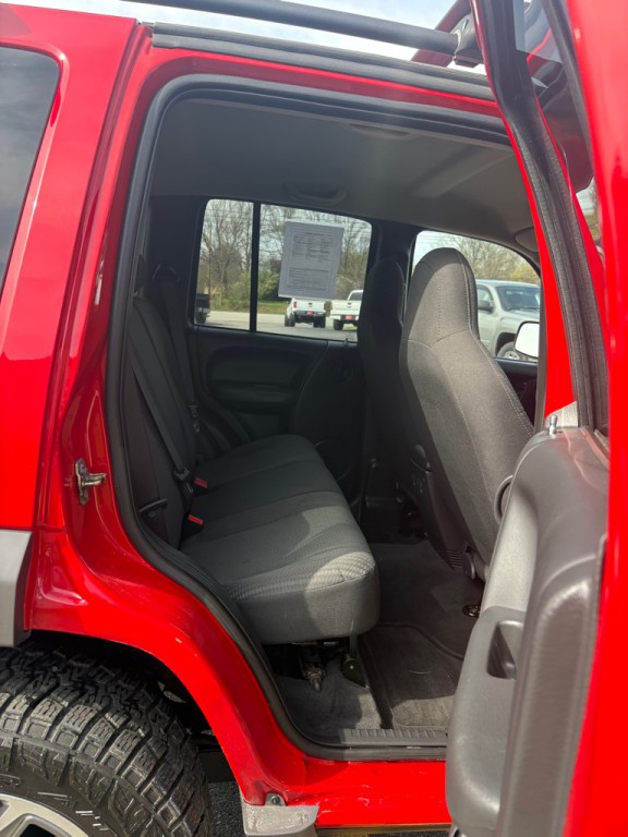 2004 Jeep Liberty Image 12