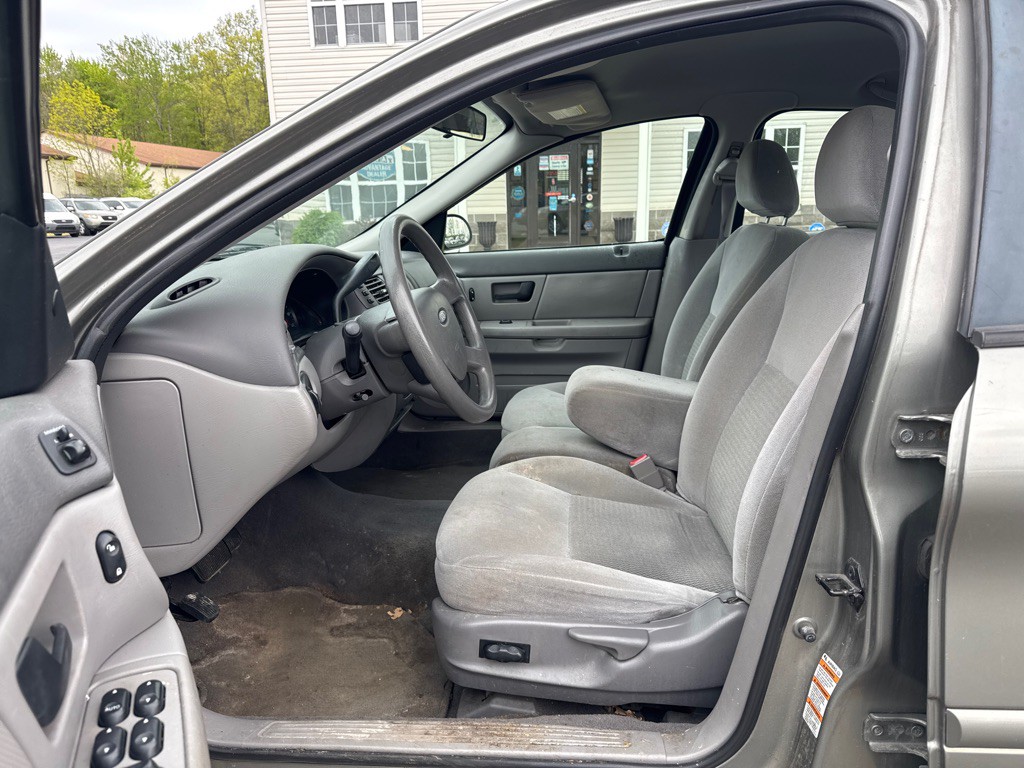 2004 Ford Taurus Image 9
