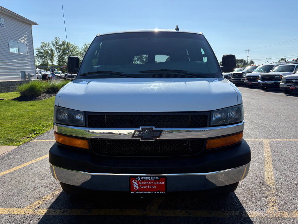 2017 Chevrolet Express Image 3