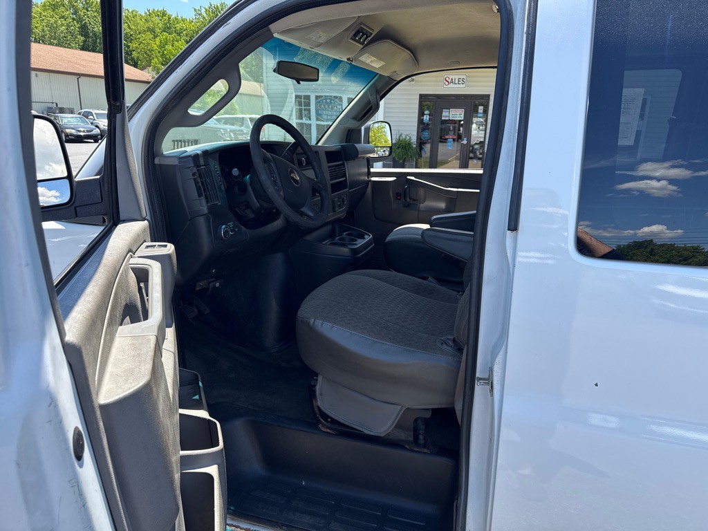2017 Chevrolet Express Image 9