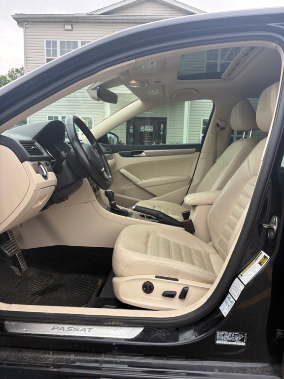 2017 Volkswagen Passat Image 9