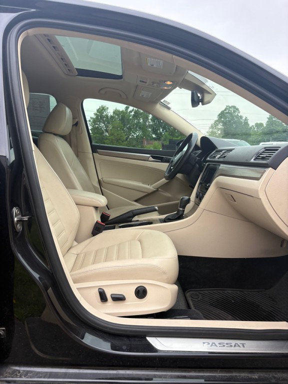 2017 Volkswagen Passat Image 11