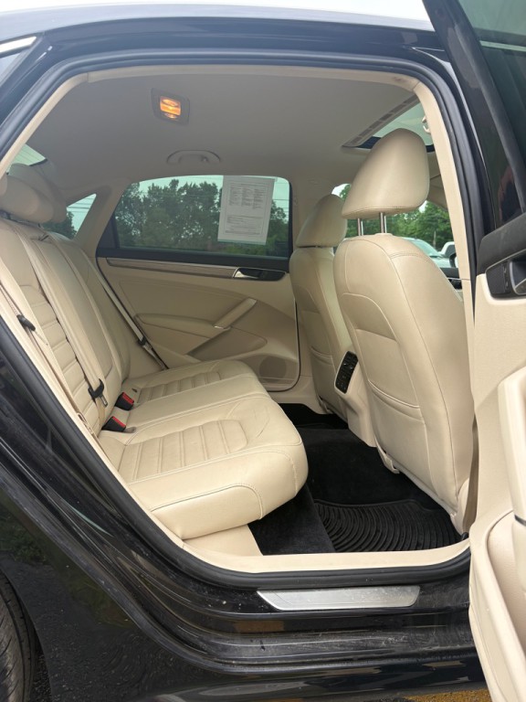 2017 Volkswagen Passat Image 12