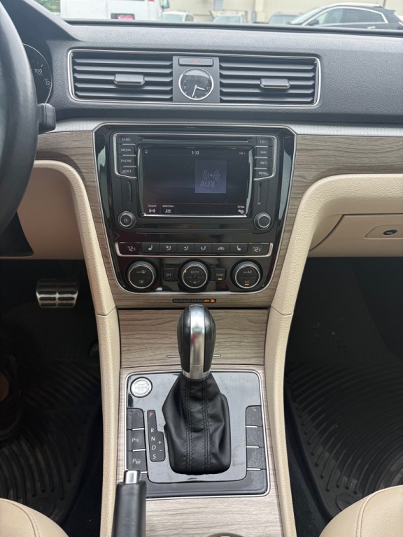 2017 Volkswagen Passat Image 15
