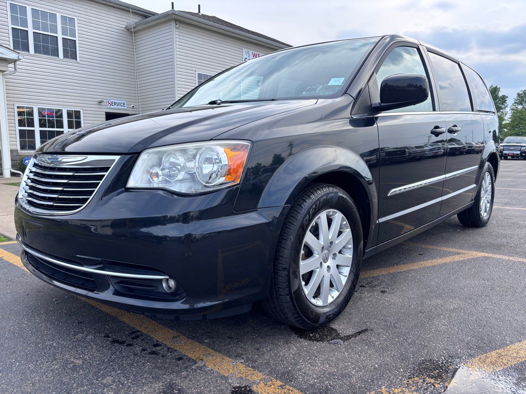 2014 Chrysler Town & Country Image 2