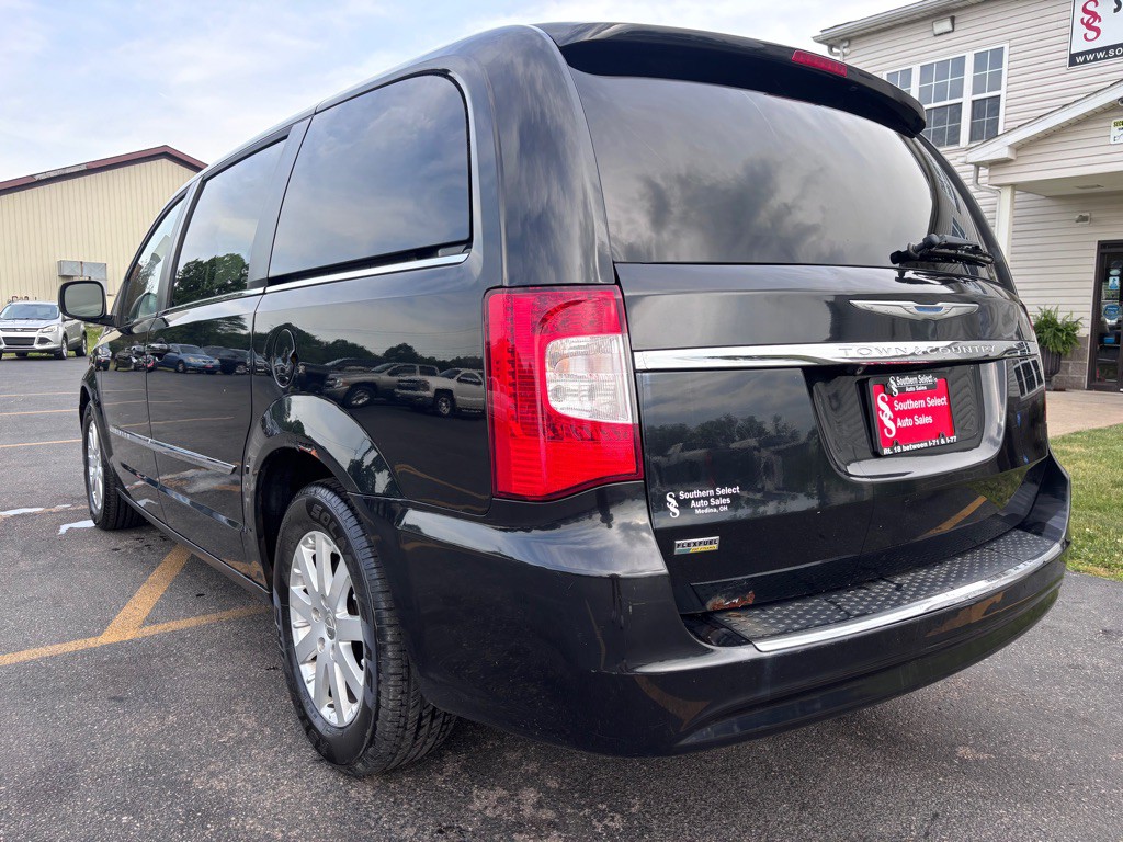 2014 Chrysler Town & Country Image 8