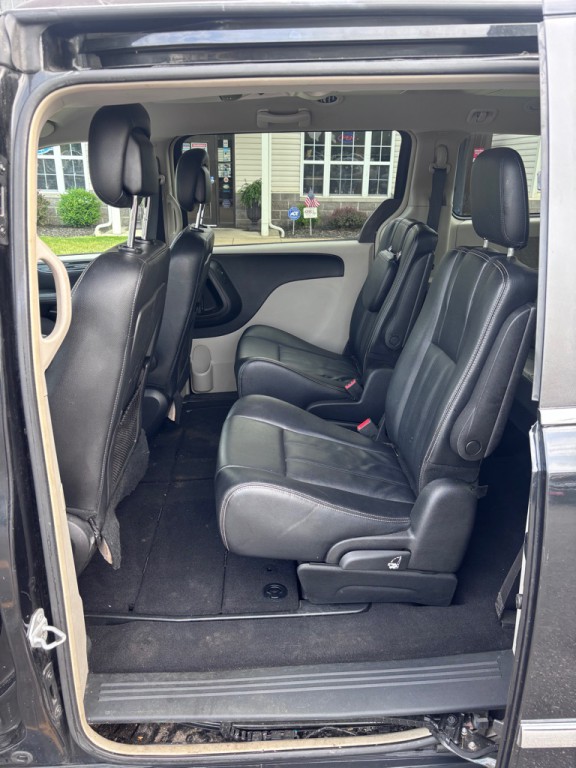 2014 Chrysler Town & Country Image 10