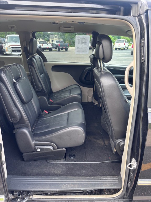 2014 Chrysler Town & Country Image 12
