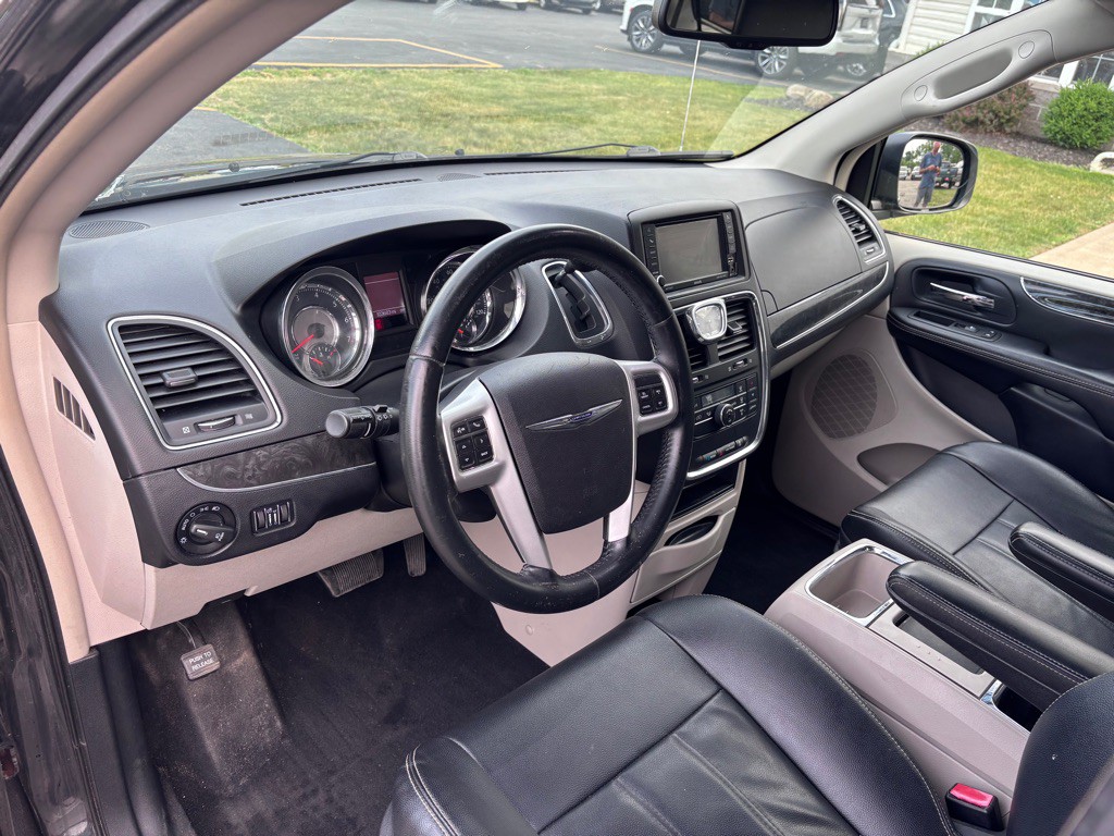 2014 Chrysler Town & Country Image 17