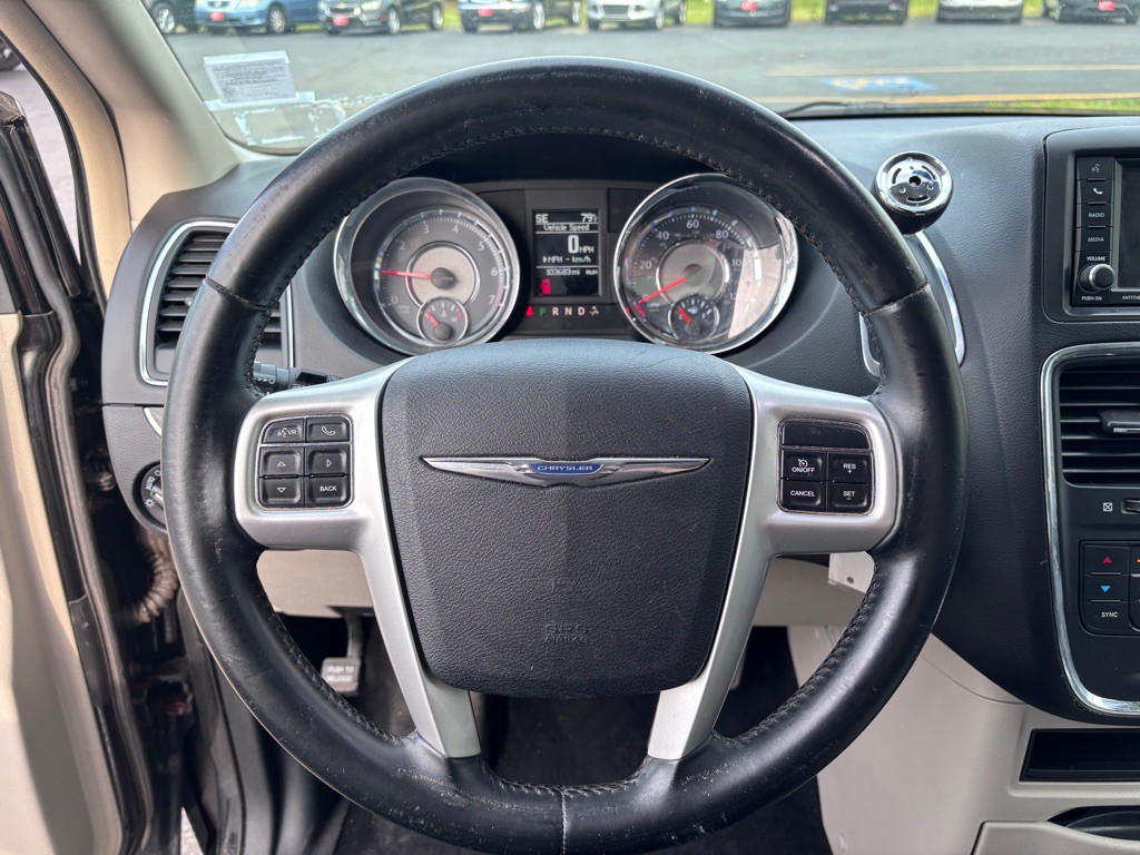 2014 Chrysler Town & Country Image 19