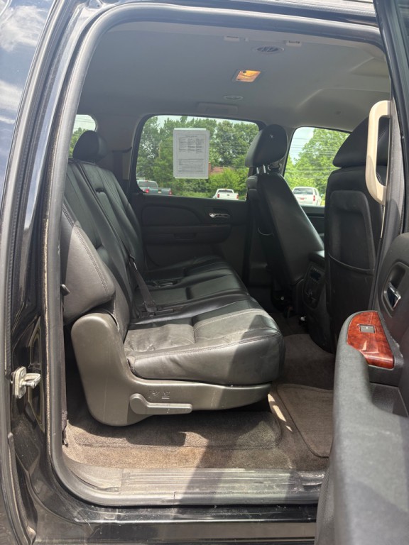 2010 Chevrolet Suburban Image 12