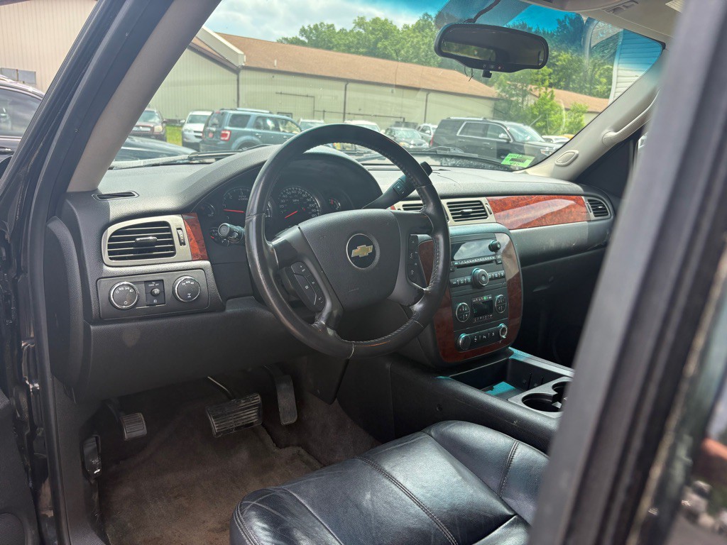 2010 Chevrolet Suburban Image 14