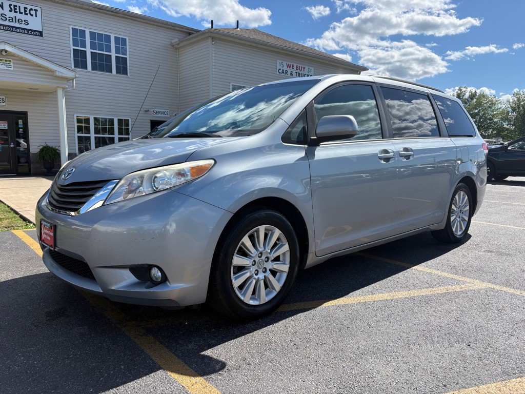 2013 Toyota Sienna Image 2
